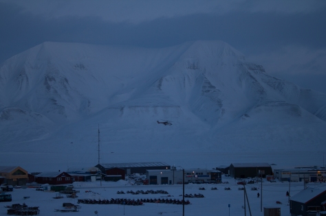 Svalbard_scene_snowmobiles_heli