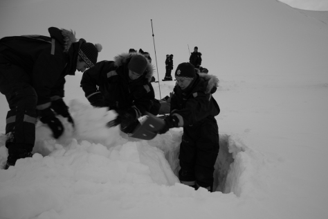 Svalbard_scott_turnerbreen_snowpit_dig