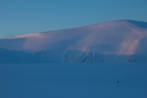 Svalbard_Trollsteinen_lone_hiker