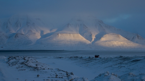 Svalbard_hut_mountains_sunlight