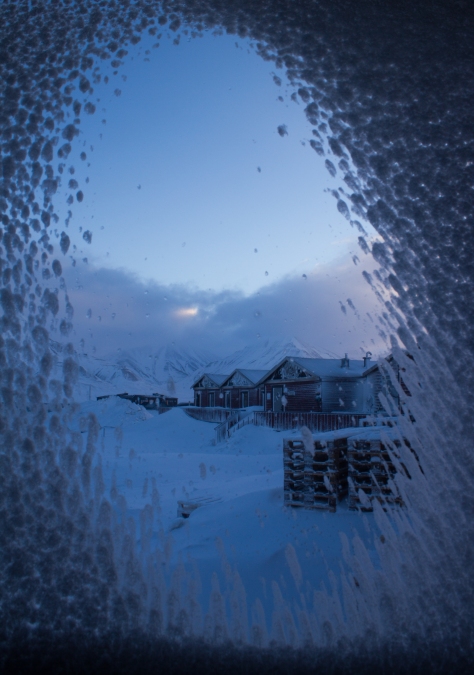 Svalbard_snowy_window